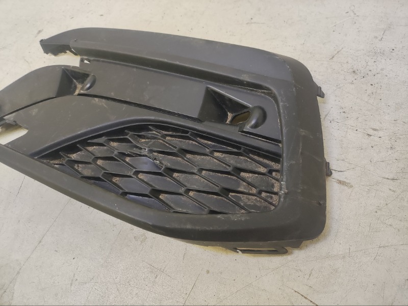 Заглушка бампера правая