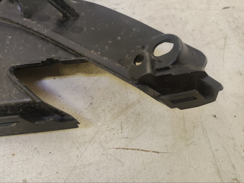 Заглушка бампера правая