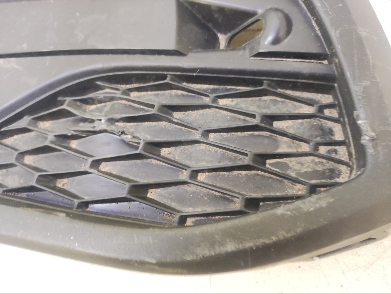 Заглушка бампера правая