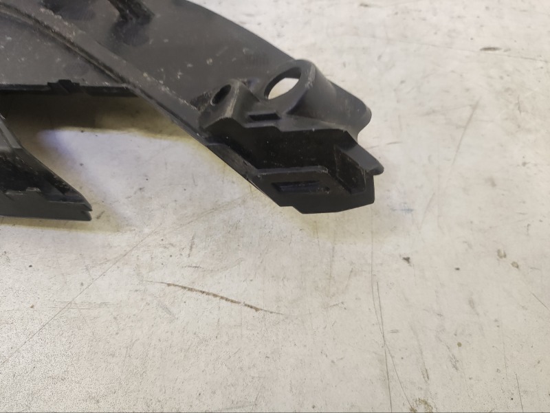 Заглушка бампера правая