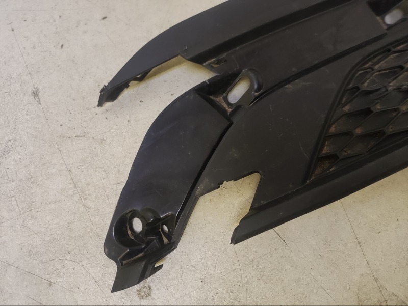 Заглушка бампера правая