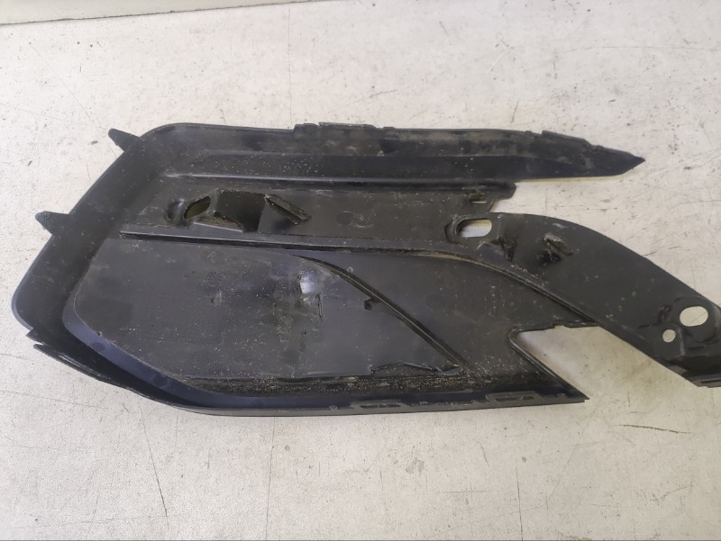 Заглушка бампера правая