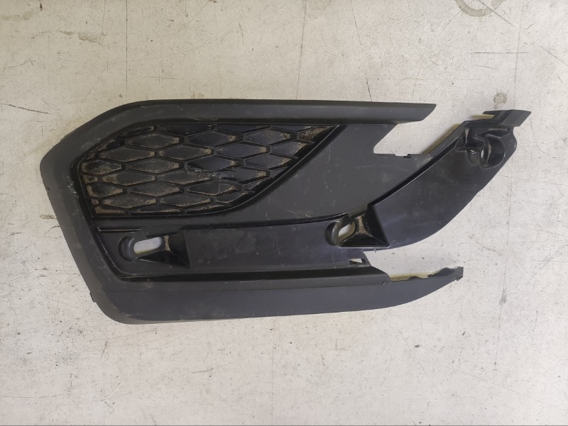 Заглушка бампера правая