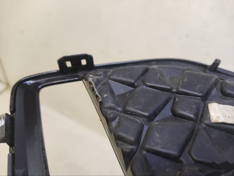 Рамка противотуманной фары левой