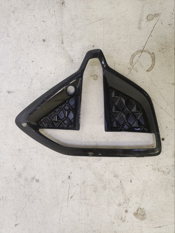 Рамка противотуманной фары левой