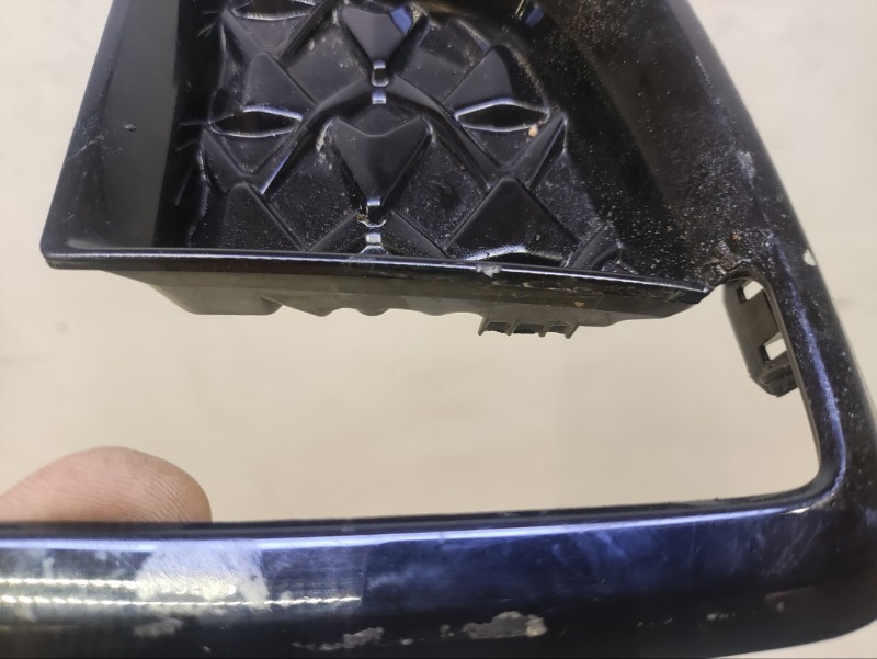 Рамка противотуманной фары левой