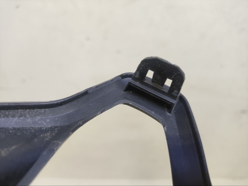 Рамка противотуманной фары левой