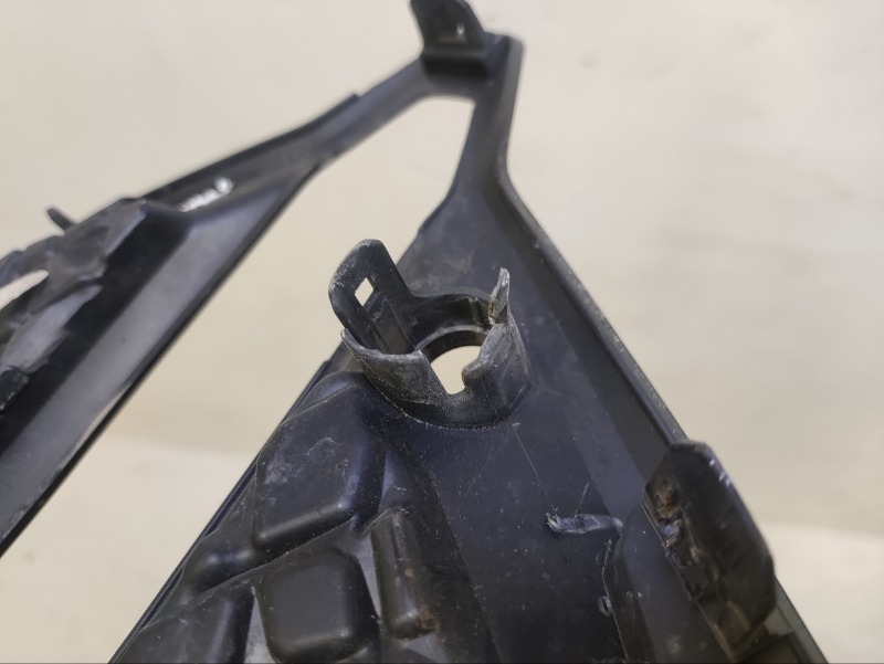 Рамка противотуманной фары левой