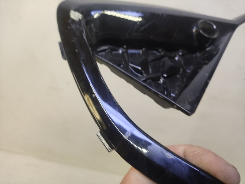 Рамка противотуманной фары левой