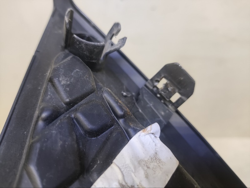 Рамка противотуманной фары левой