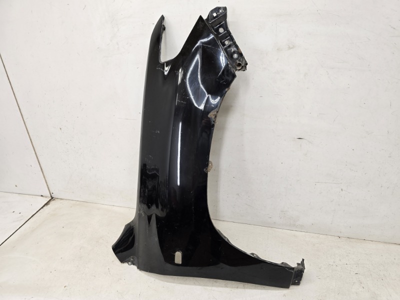 Крыло переднее правое