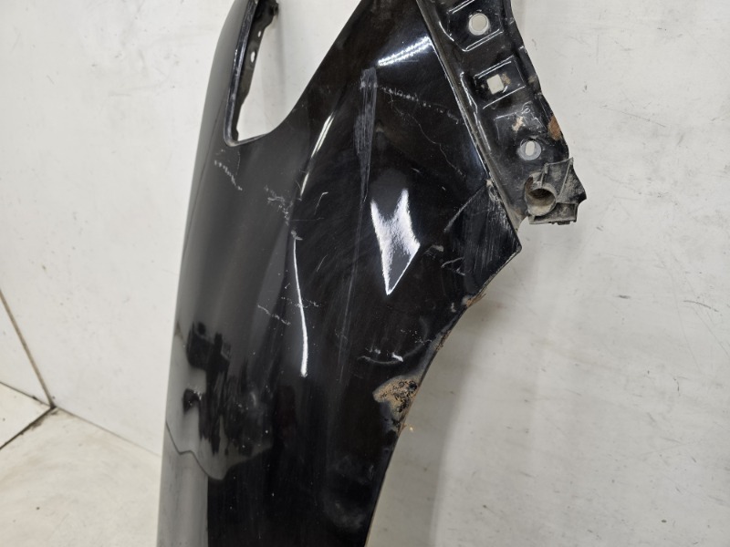 Крыло переднее правое