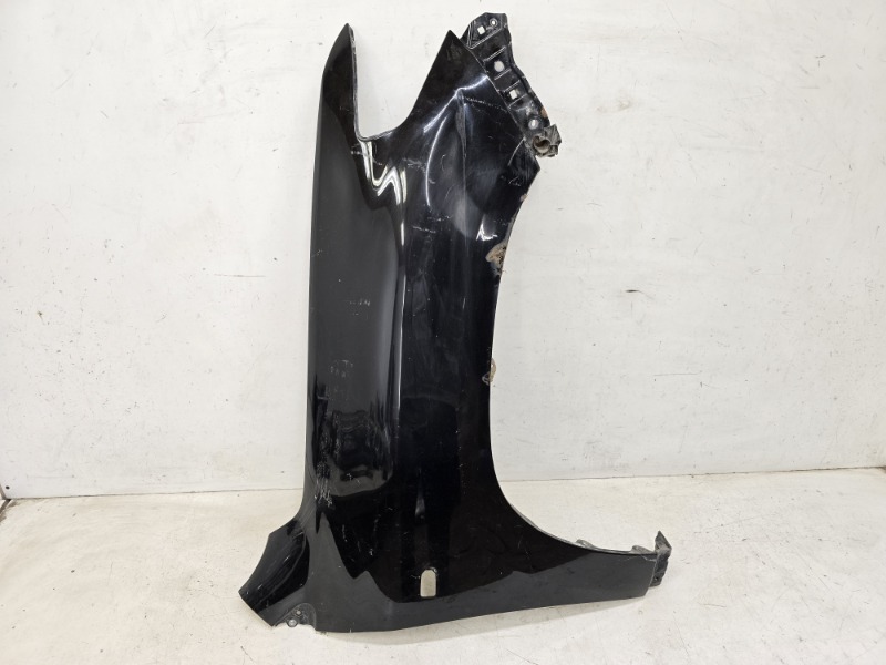 Крыло переднее правое