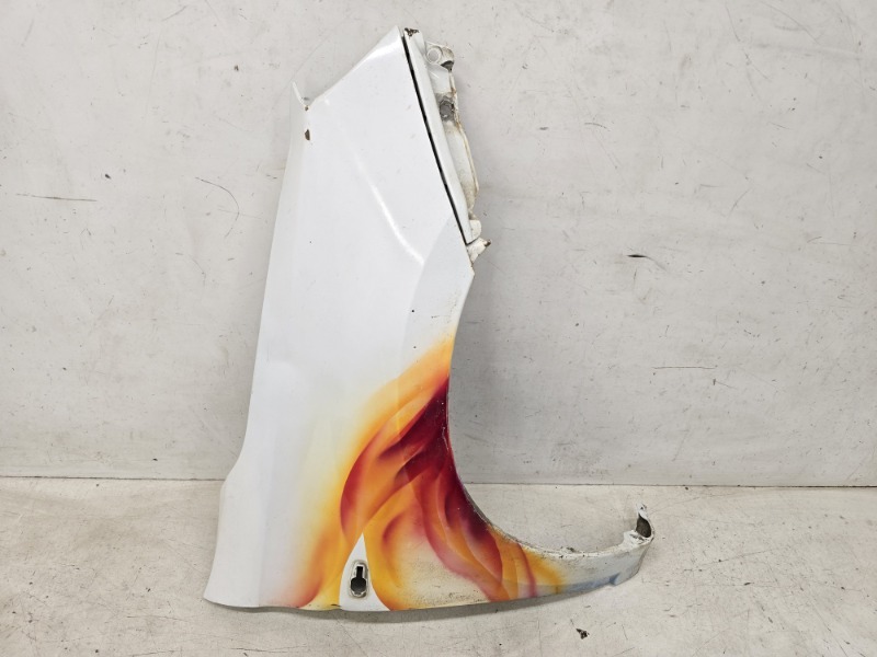 Крыло переднее правое