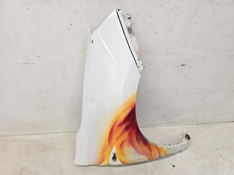 Крыло переднее правое