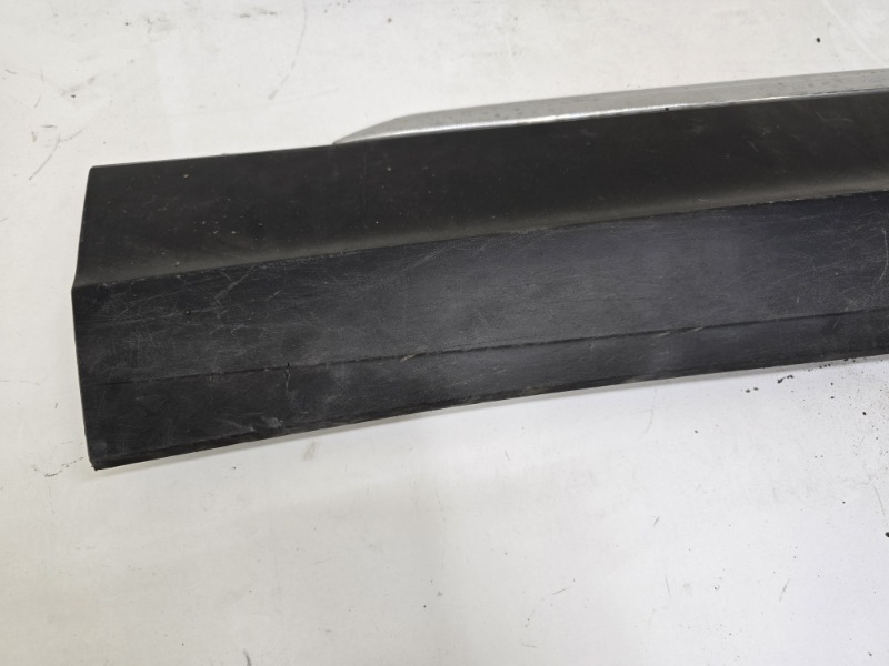 Накладка двери передней левой