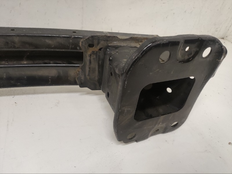 Усилитель переднего бампера