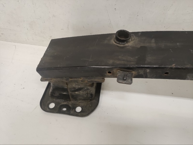 Усилитель переднего бампера