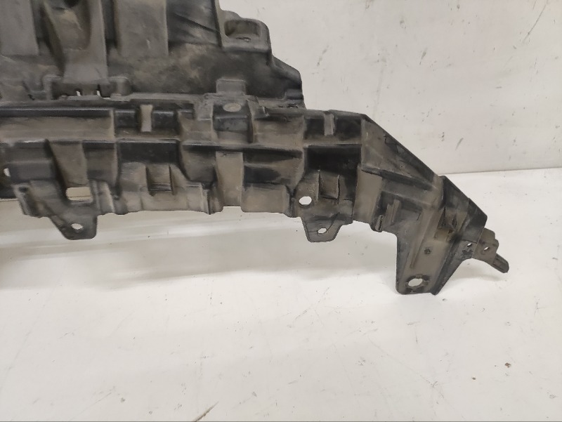 Кронштейн решетки радиатора