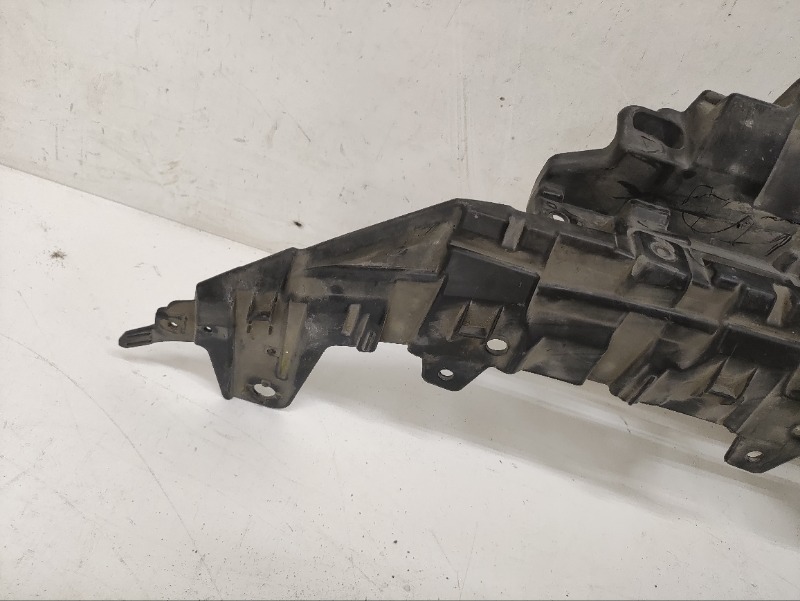 Кронштейн решетки радиатора