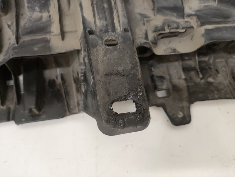 Кронштейн решетки радиатора