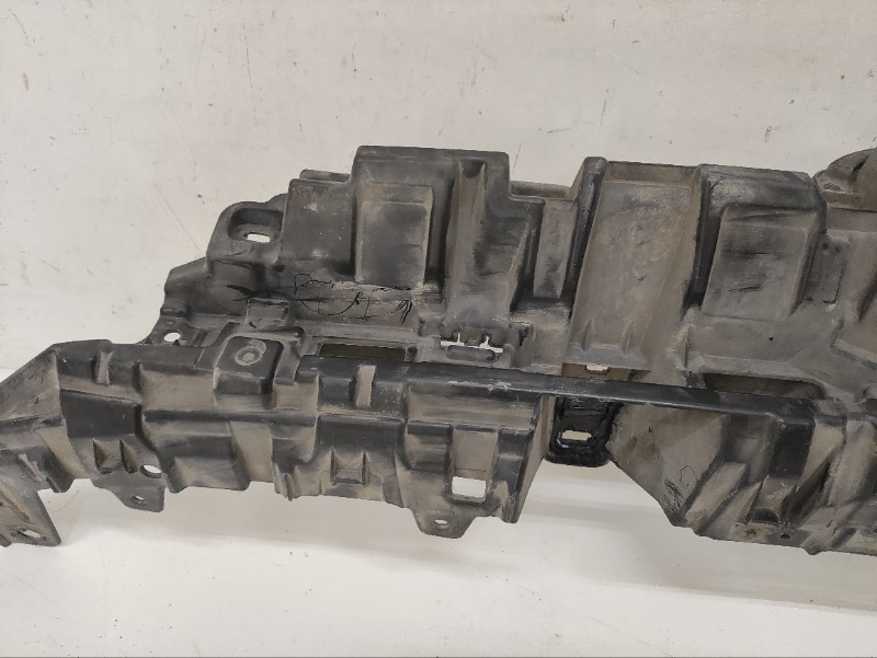 Кронштейн решетки радиатора