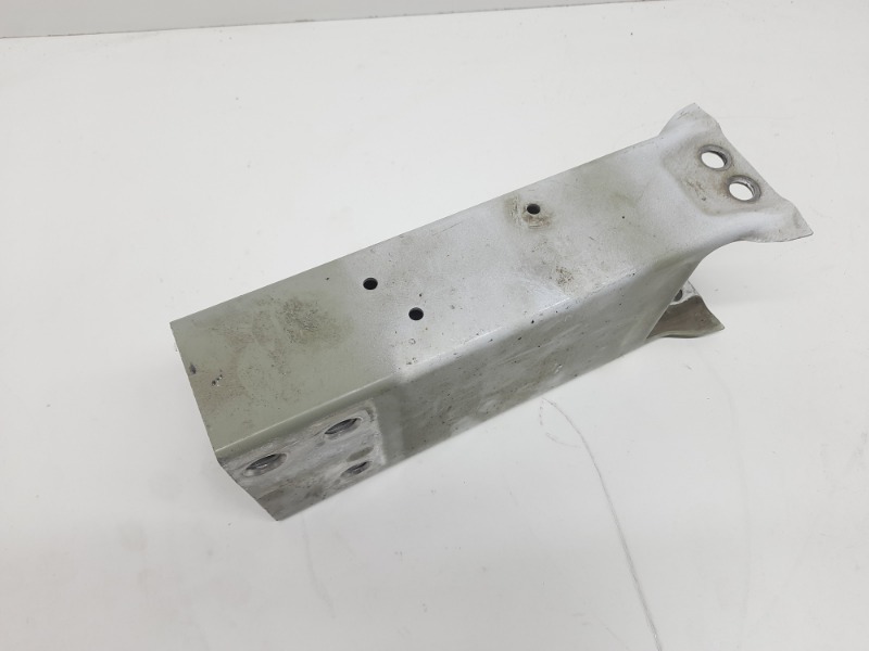 Кронштейн усилителя переднего бампера правый