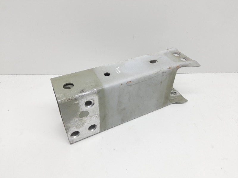 Кронштейн усилителя переднего бампера правый