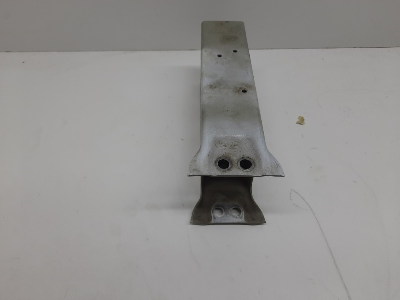 Кронштейн усилителя переднего бампера правый