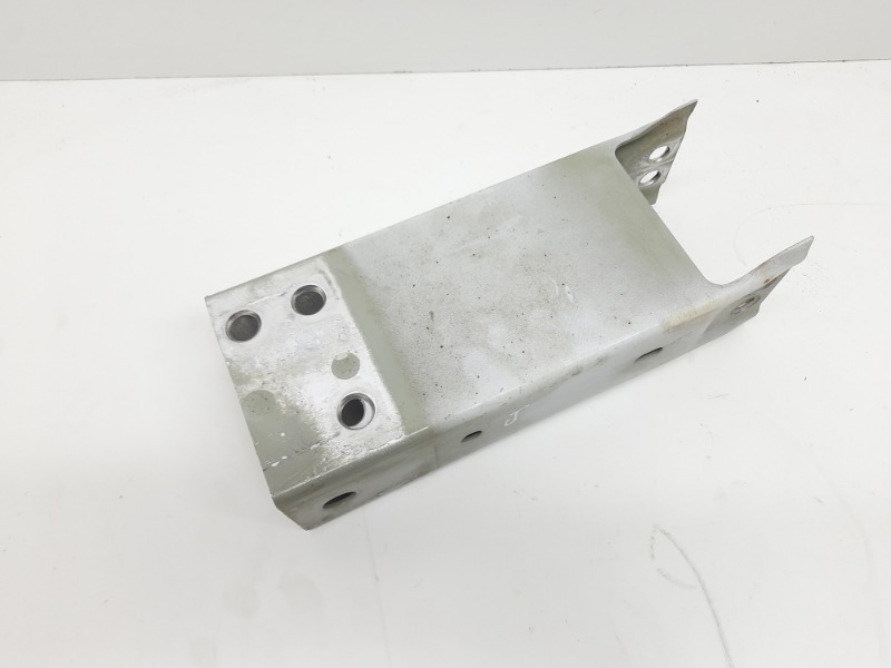 Кронштейн усилителя переднего бампера правый