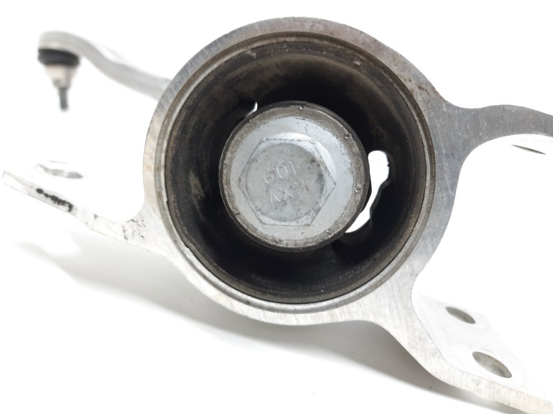 Рычаг передний правый