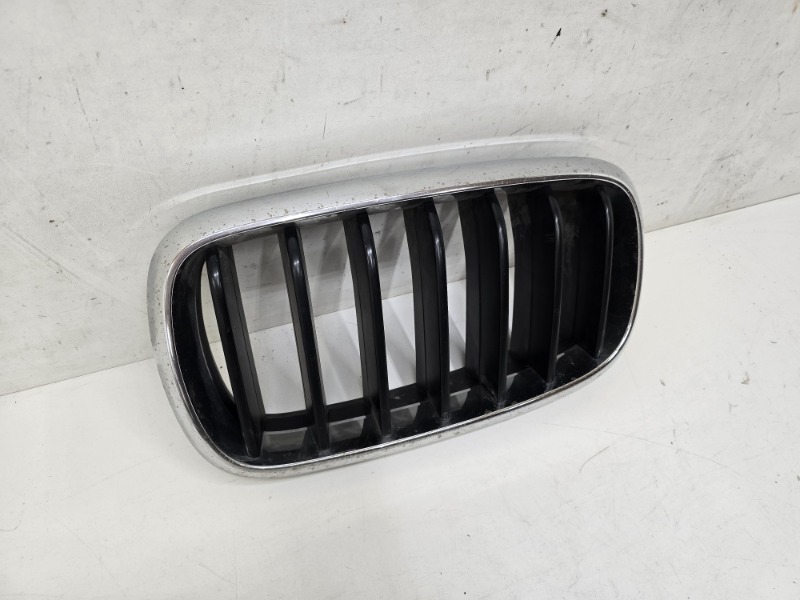 Решетка радиатора левая