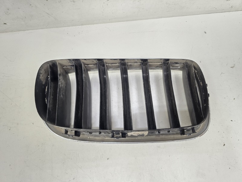 Решетка радиатора левая