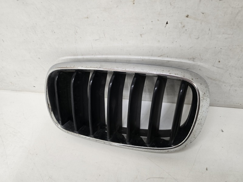 Решетка радиатора левая