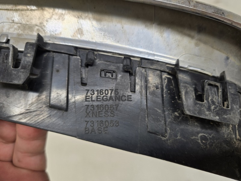 Решетка радиатора левая