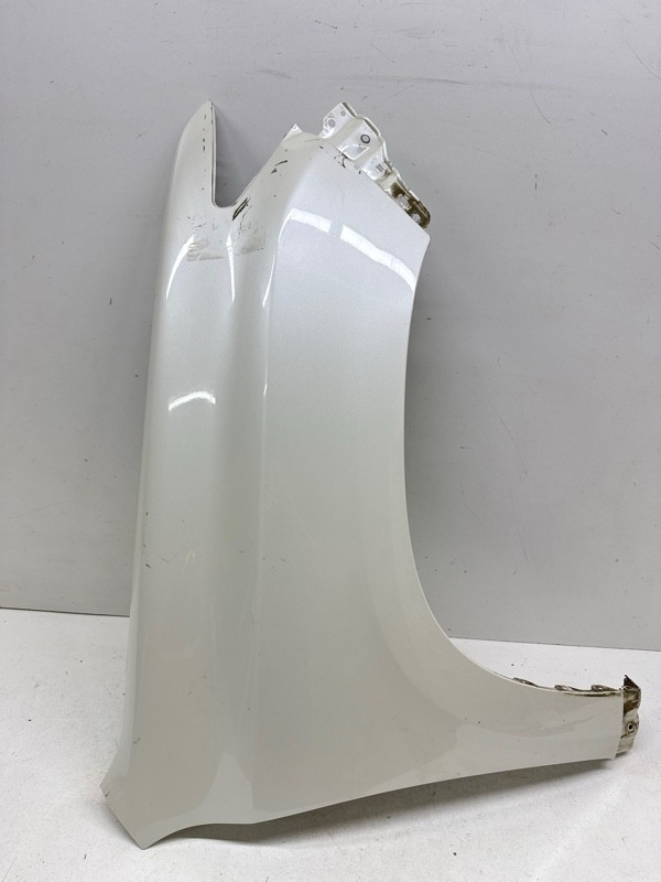 Крыло переднее правое