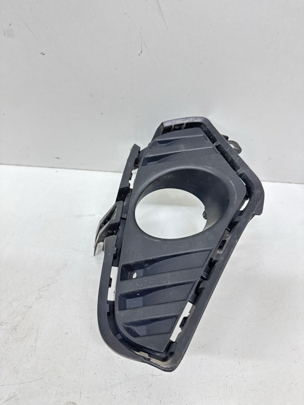 Рамка противотуманной фары правой