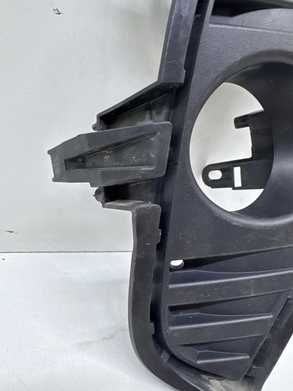 Рамка противотуманной фары правой