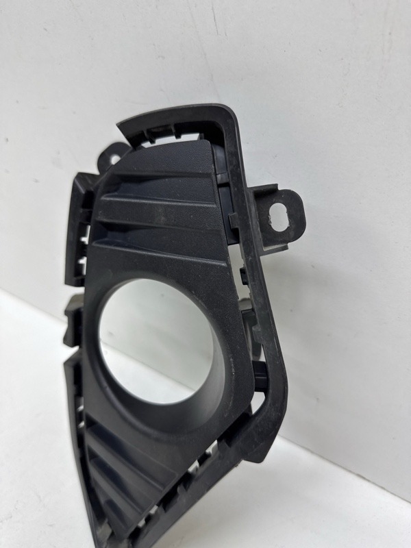 Рамка противотуманной фары правой