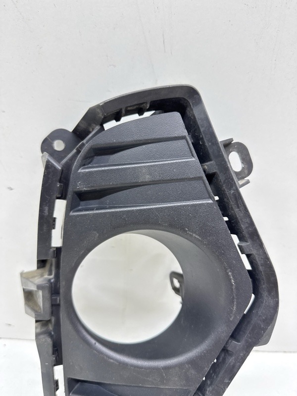 Рамка противотуманной фары правой