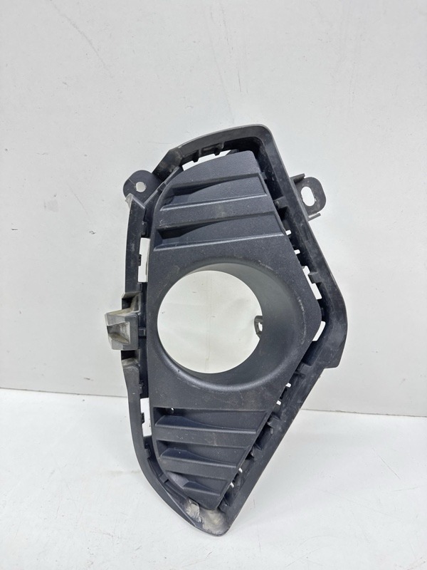 Рамка противотуманной фары правой