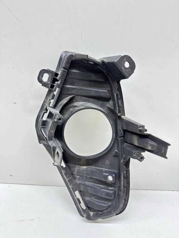 Рамка противотуманной фары правой