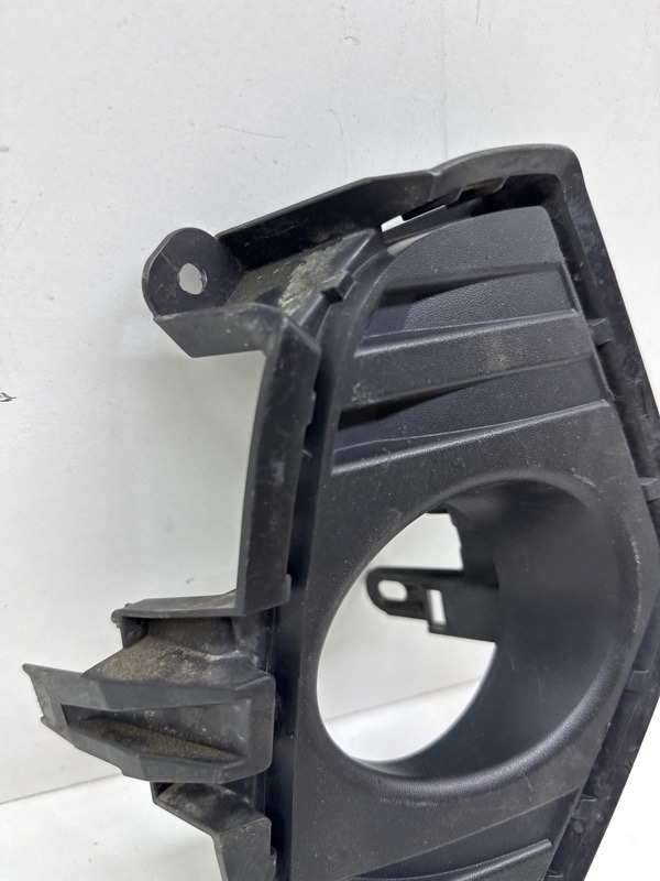 Рамка противотуманной фары правой