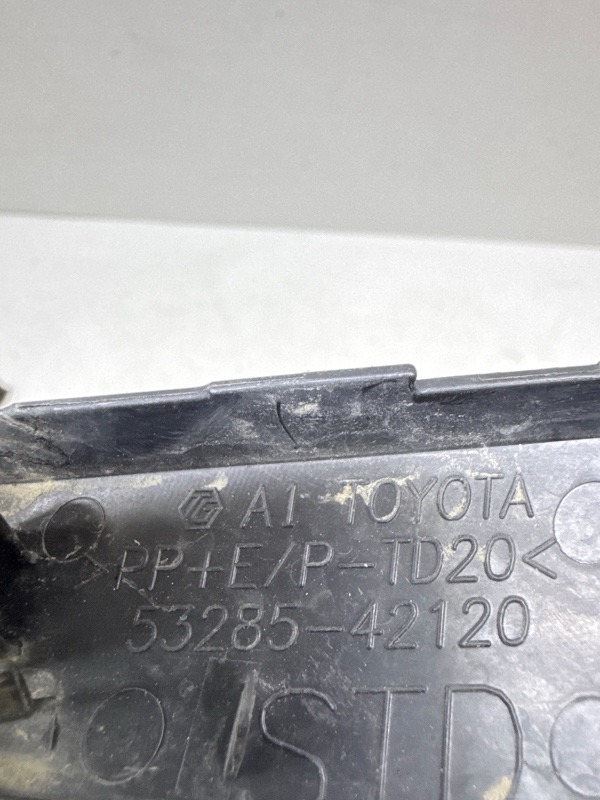 Заглушка бампера правая