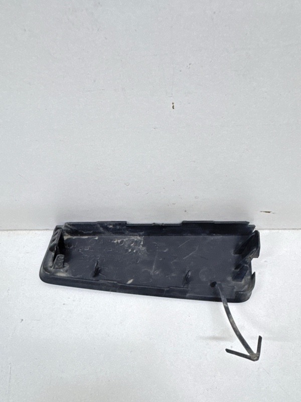 Заглушка бампера правая