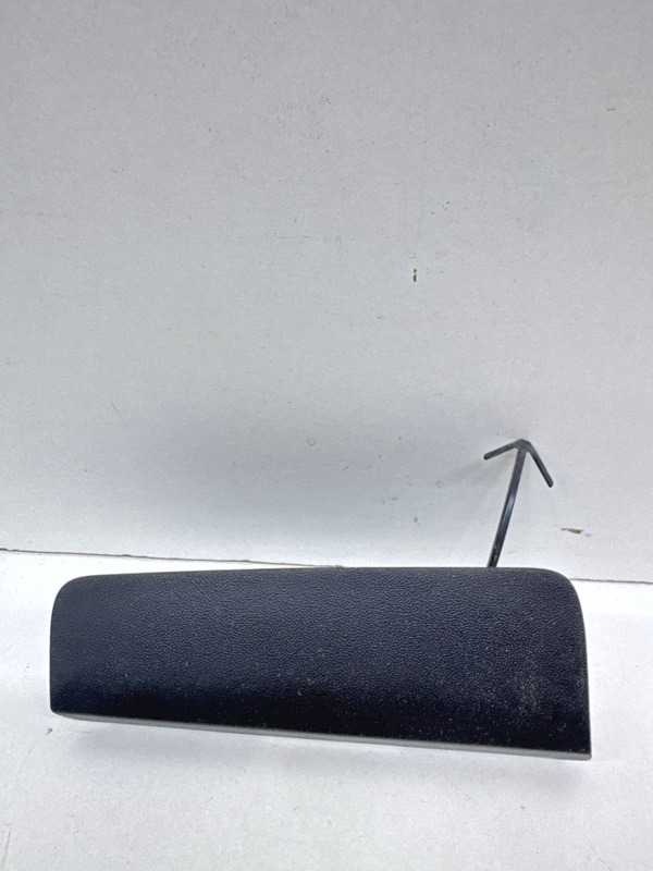 Заглушка бампера правая