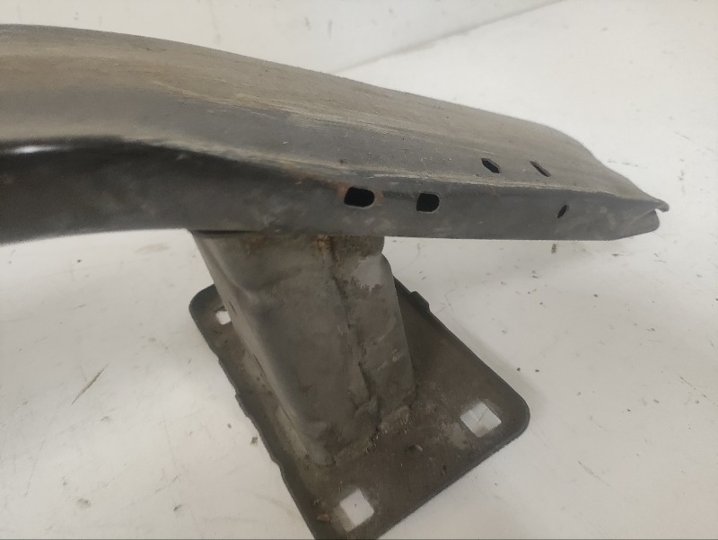 Усилитель переднего бампера