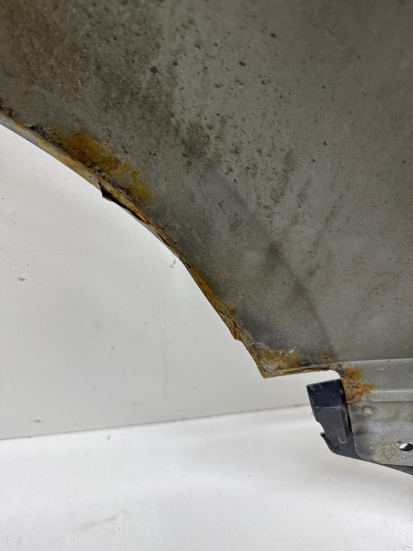 Крыло переднее левое