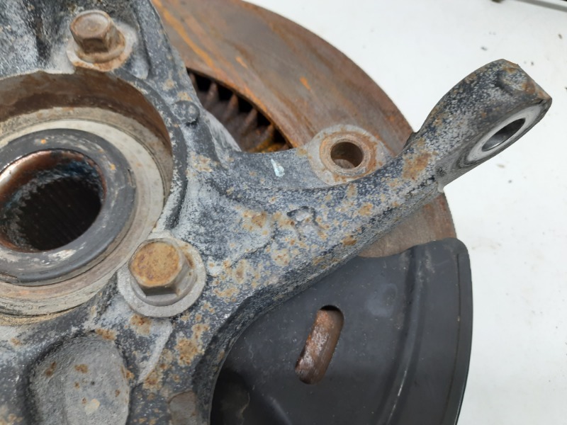 Кулак поворотный передний правый