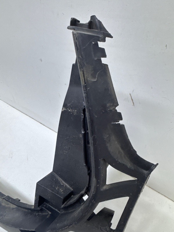 Кронштейн переднего бампера